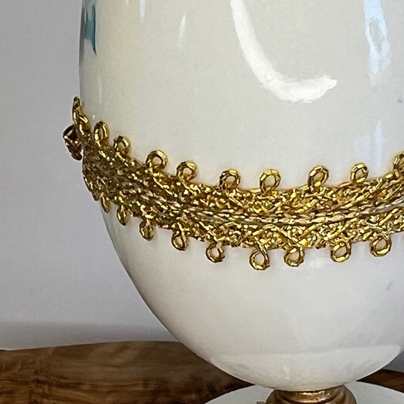 Vintage Real Eggshell Hand Painted Trinket Box Floral Gold Trim 5 Inch Tall 70’s - Picture 14 of 15